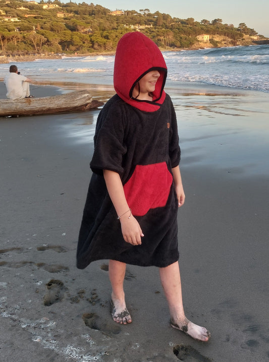 Einfacher roter Badeponcho für Kinder und Erwachsene