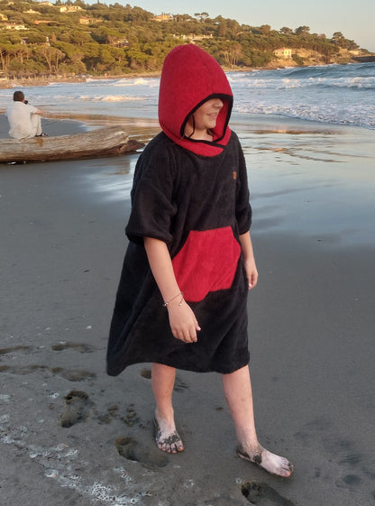 Einfacher roter Badeponcho für Kinder und Erwachsene