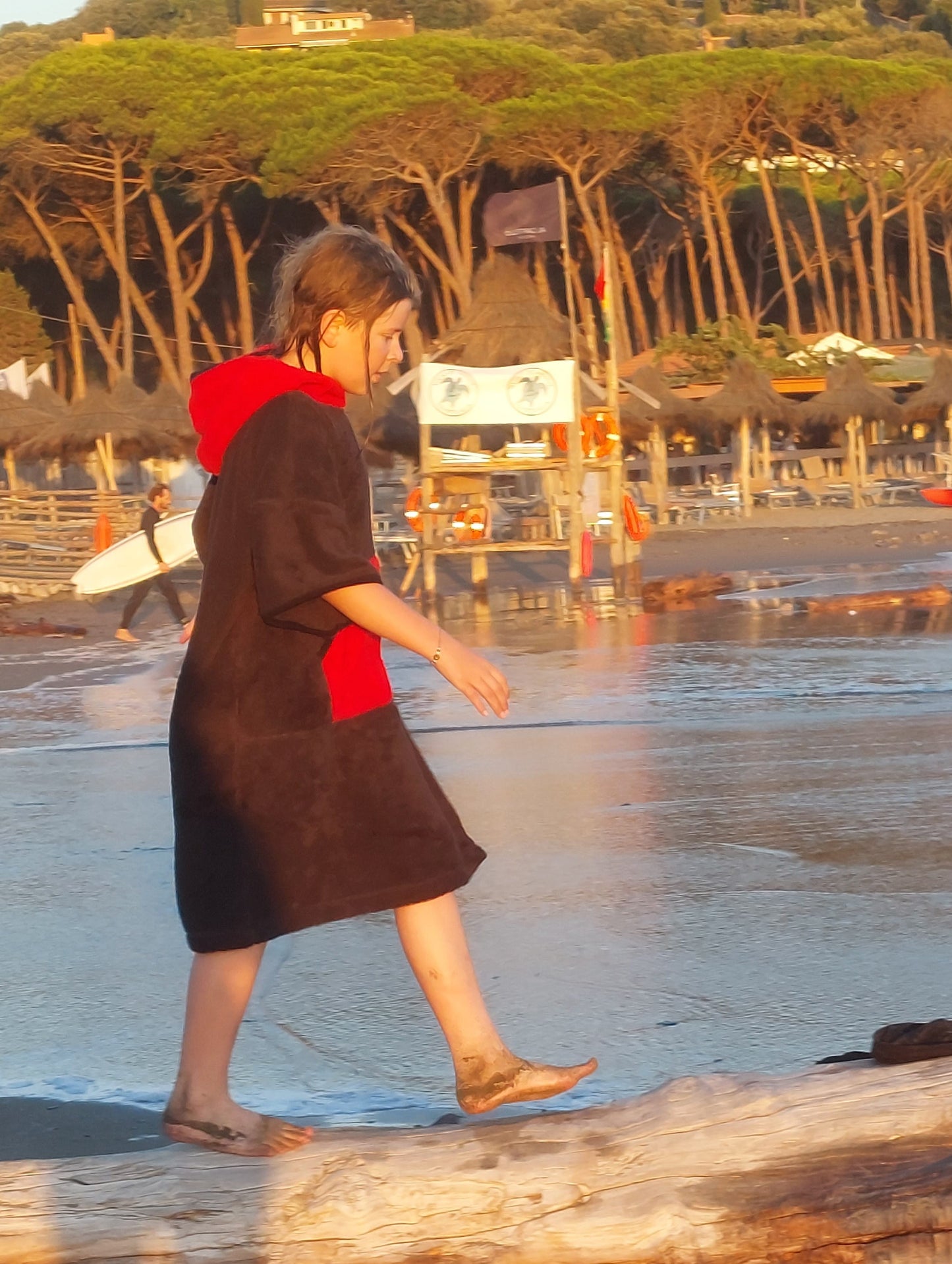 Einfacher roter Badeponcho für Kinder und Erwachsene