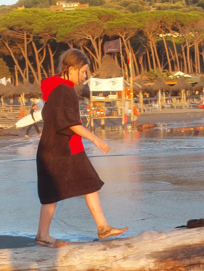 Einfacher roter Badeponcho für Kinder und Erwachsene