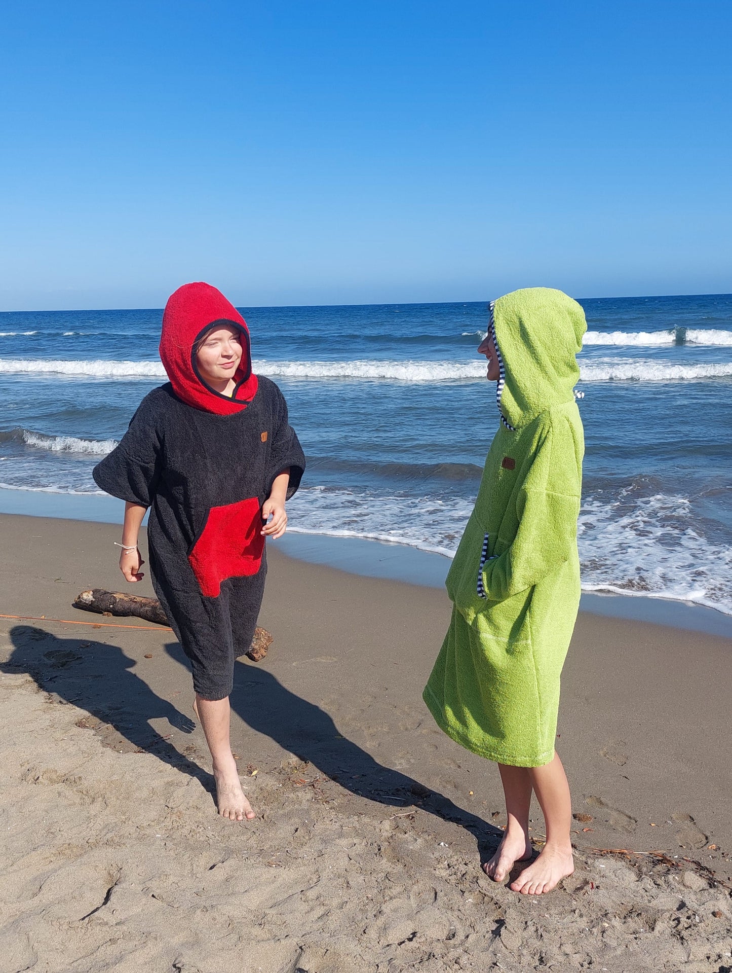 Einfacher roter Badeponcho für Kinder und Erwachsene