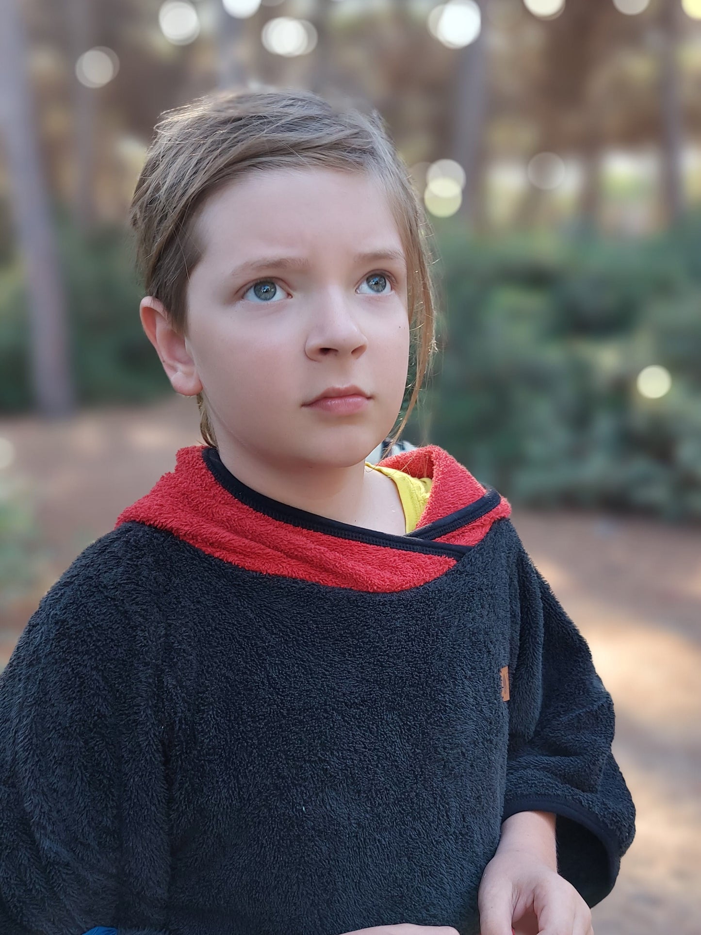 Einfacher roter Badeponcho für Kinder und Erwachsene