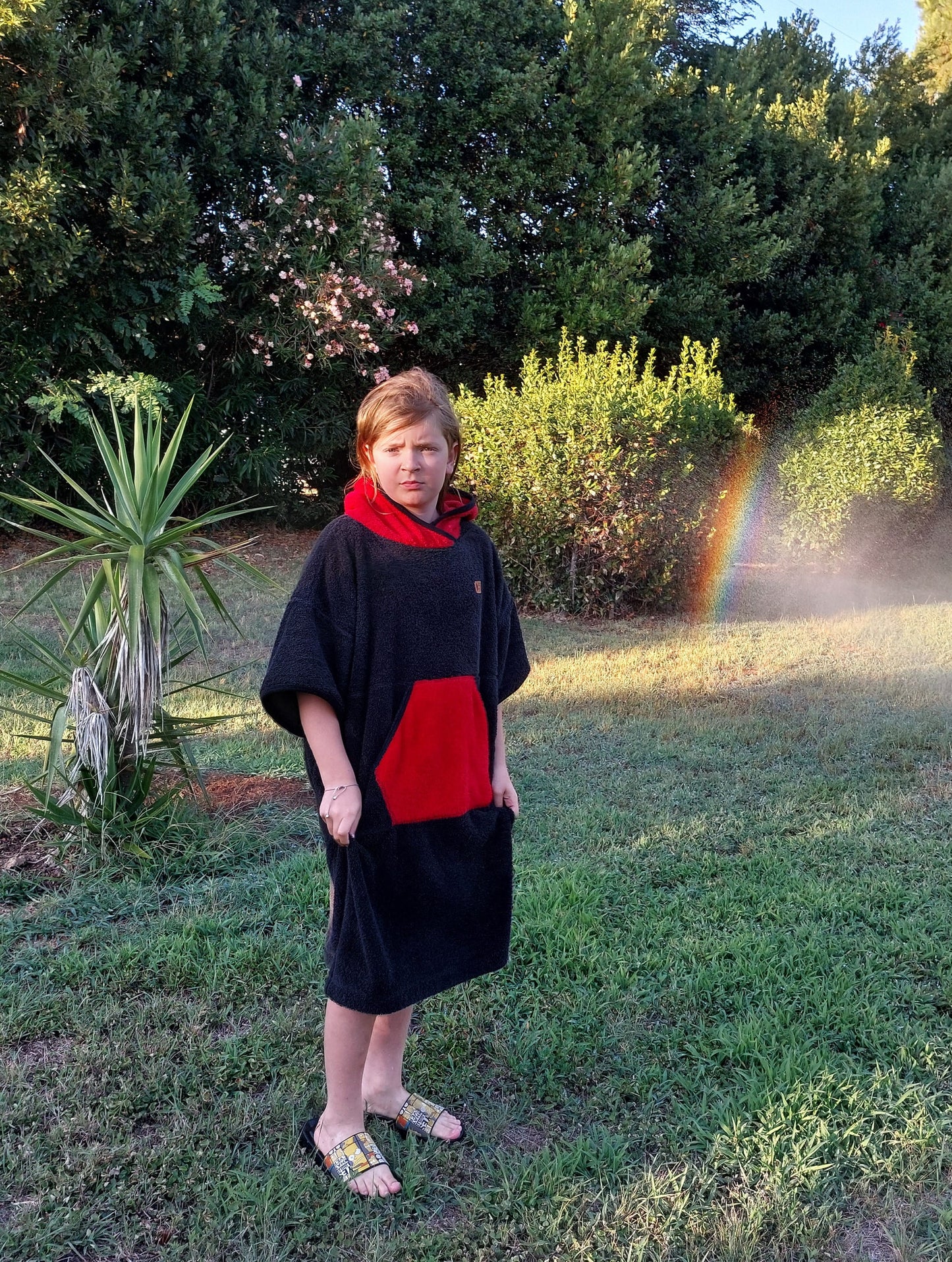 Einfacher roter Badeponcho für Kinder und Erwachsene