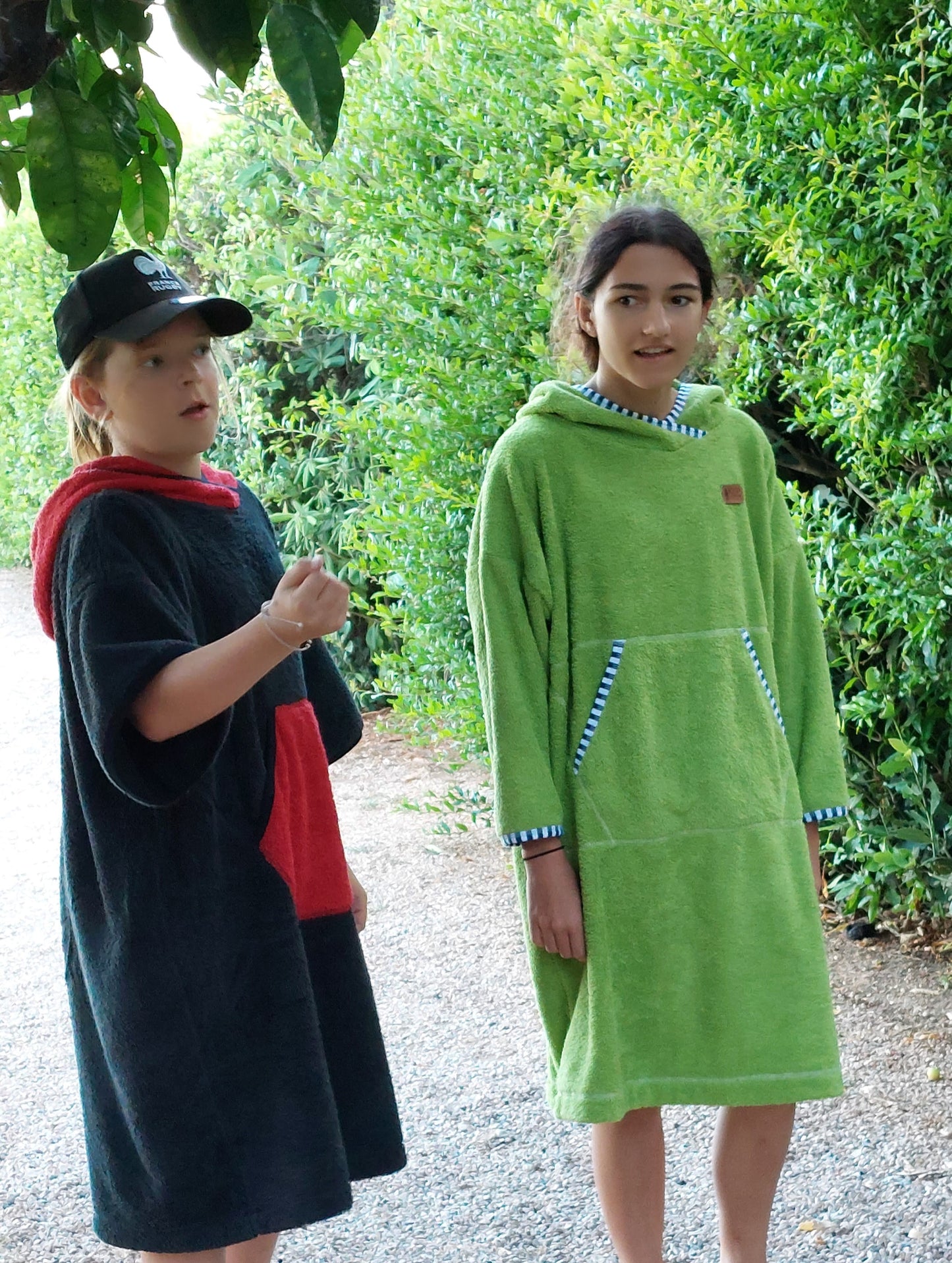 Einfacher roter Badeponcho für Kinder und Erwachsene