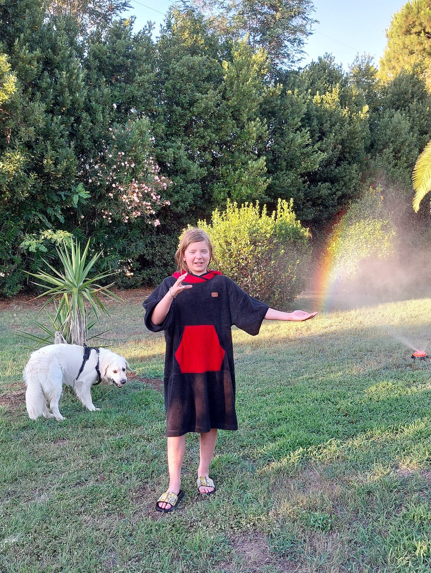 Einfacher roter Badeponcho für Kinder und Erwachsene