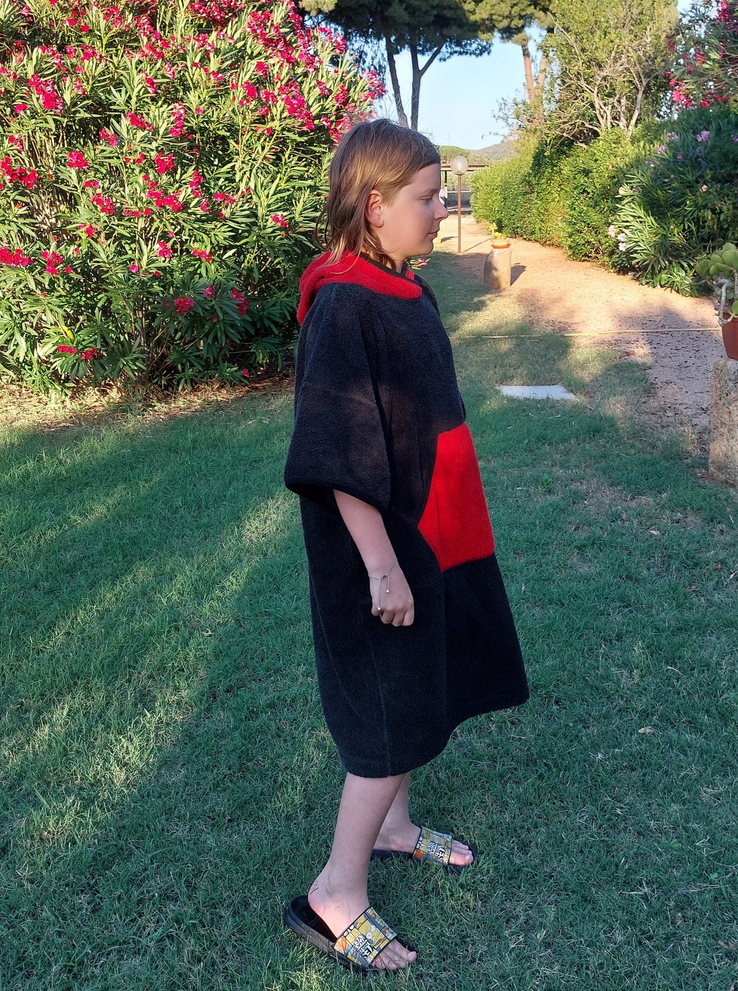 Einfacher roter Badeponcho für Kinder und Erwachsene