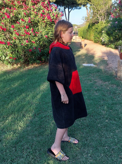 Einfacher roter Badeponcho für Kinder und Erwachsene